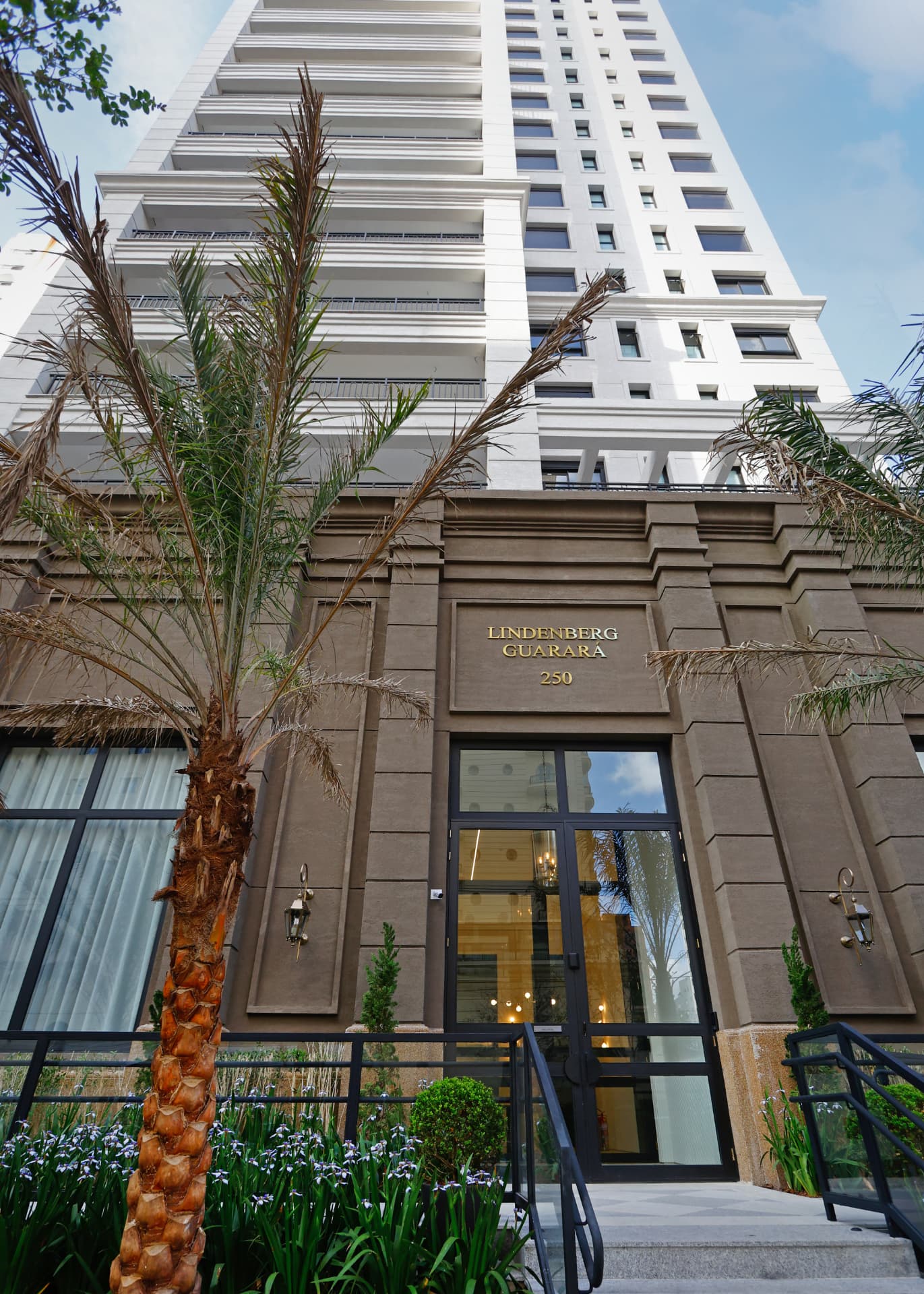 Entrada de edifício residencial de alto padrão