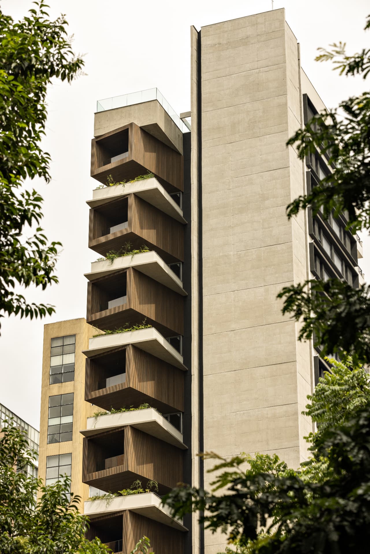 Detalhe arquitetônico em concreto e madeira