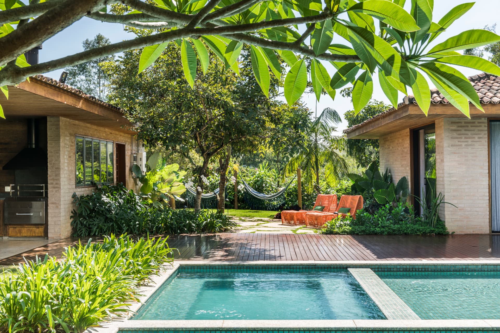 Jardim tropical ao redor da piscina